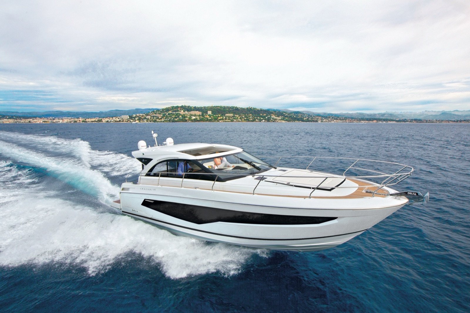 Jeanneau Leader entier en navigation en Martinique