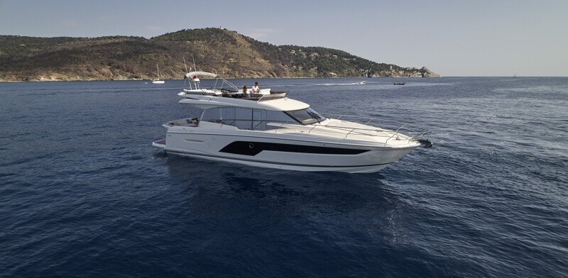 Yacht Prestige entier au large des Antilles