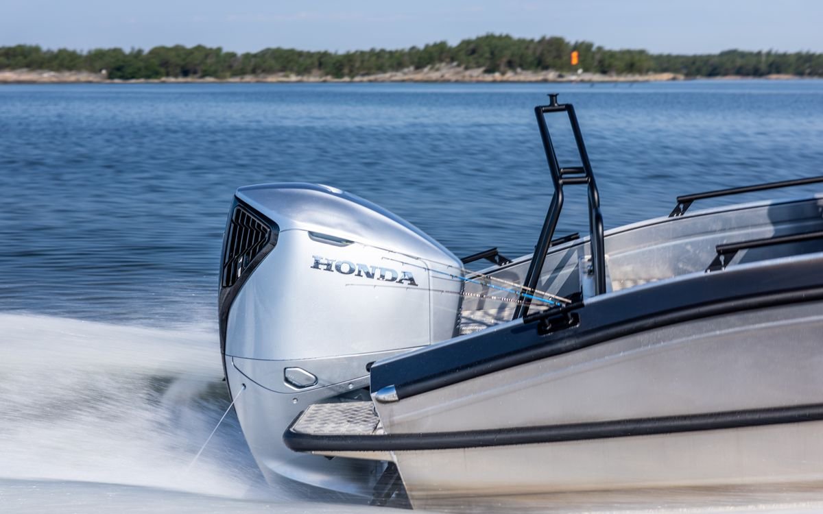 Moteur hors-bord Honda monté sur le tableau arrière d'un bateau en navigation