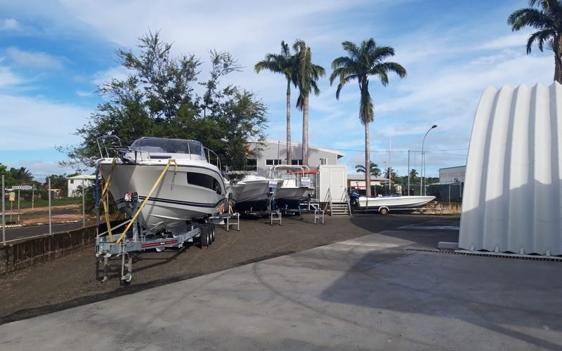 La cour de Turquoise Yachting au Robert, bateaux sur remorques sous les palmiers
