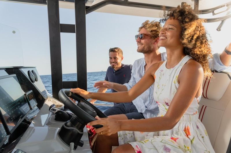 Un couple au poste de pilotage d'un Jeanneau DB