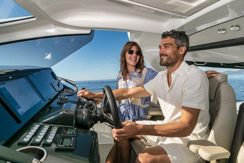 Un couple au poste de pilotage d'un Jeanneau DB
