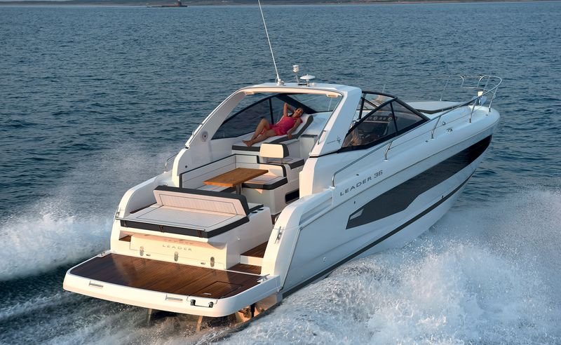 Jeanneau Leader en navigation, pilote au poste